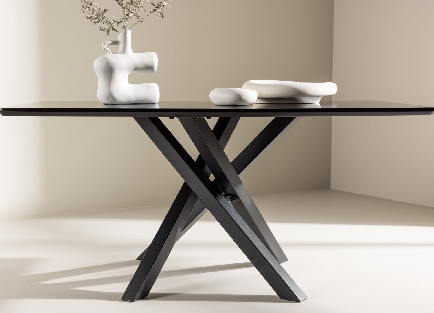 Table basse Piazza noir dans un salon contemporain