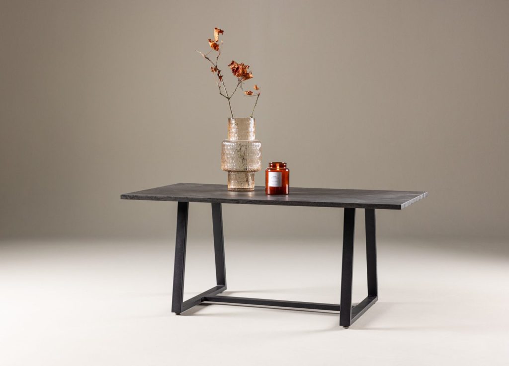 Table basse Plankton noir dans un salon contemporain