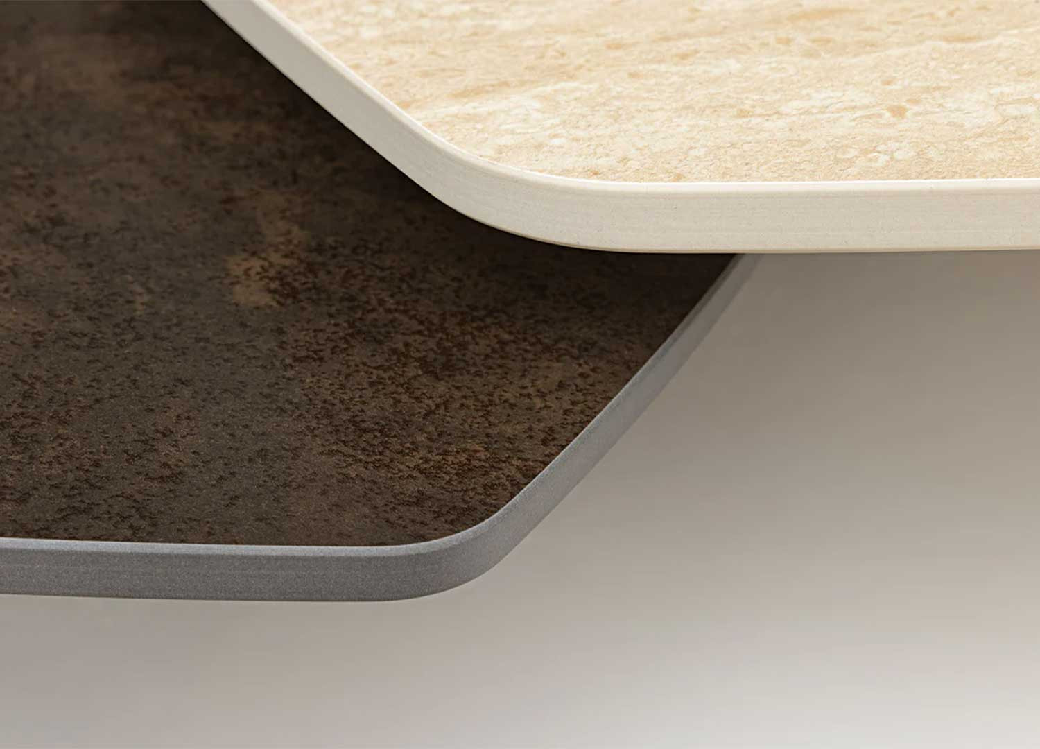 Table basse plateaux rotatifs aspect travertin Kaelis