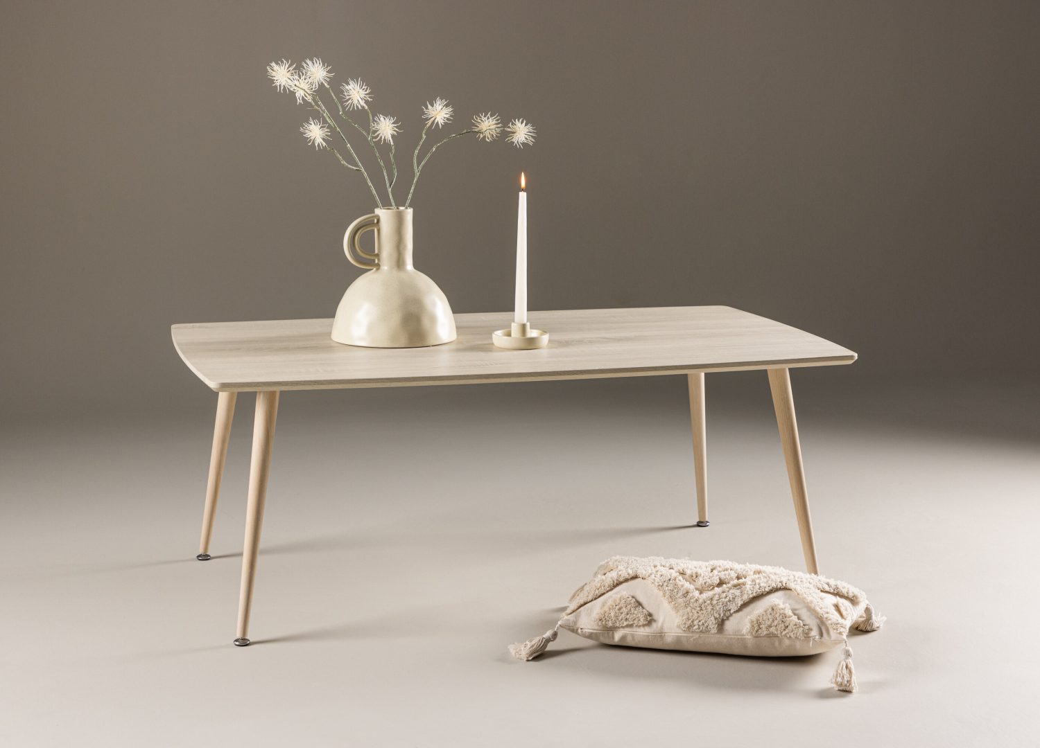 Table basse Plaza blanchi dans un salon contemporain