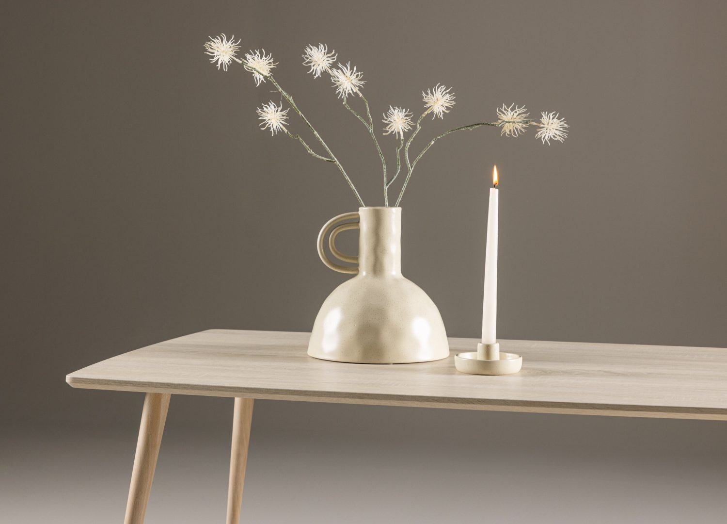 Table basse Plaza blanchi dans un salon contemporain