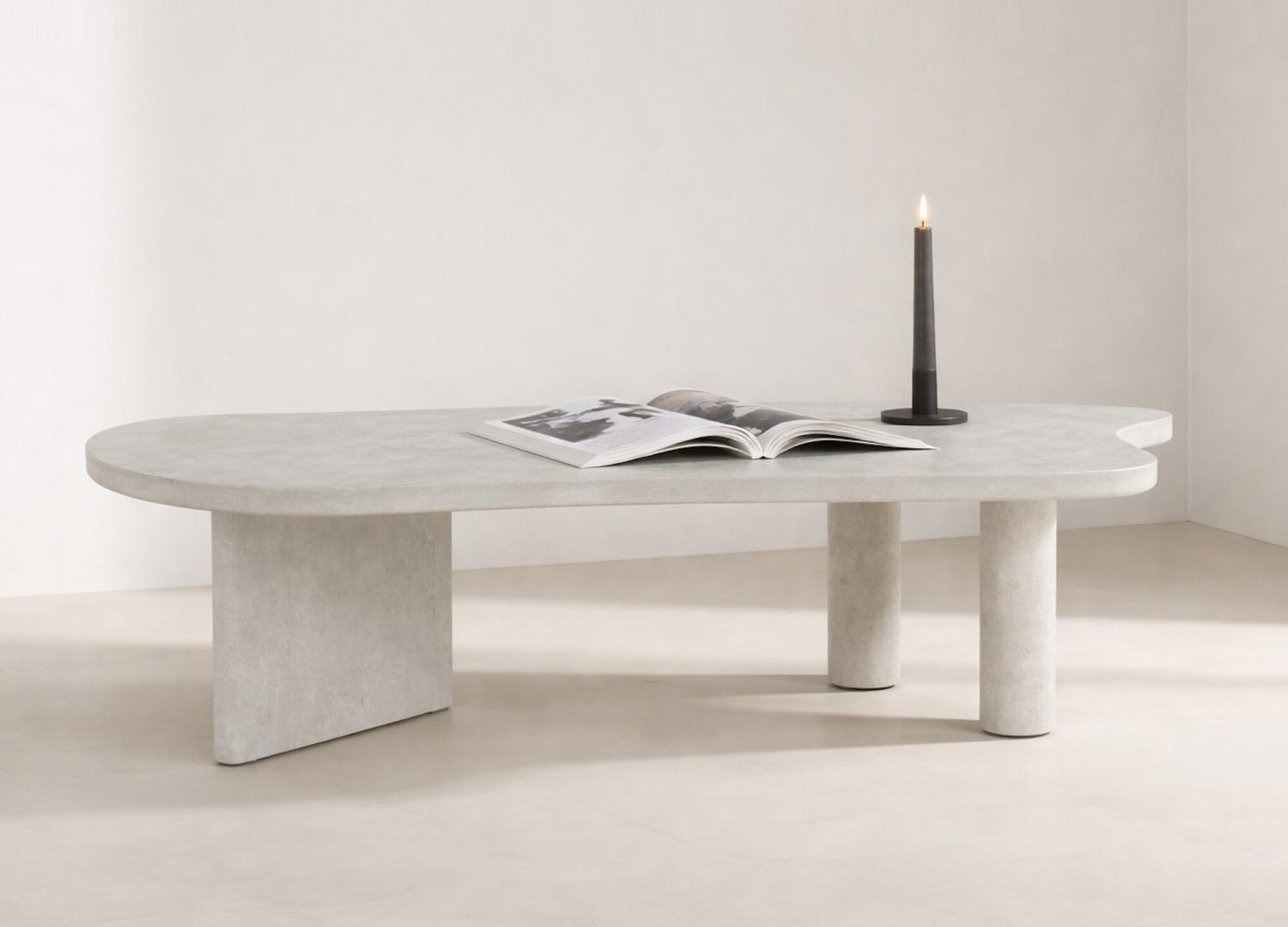 Table basse Polle gris clair dans un salon contemporain