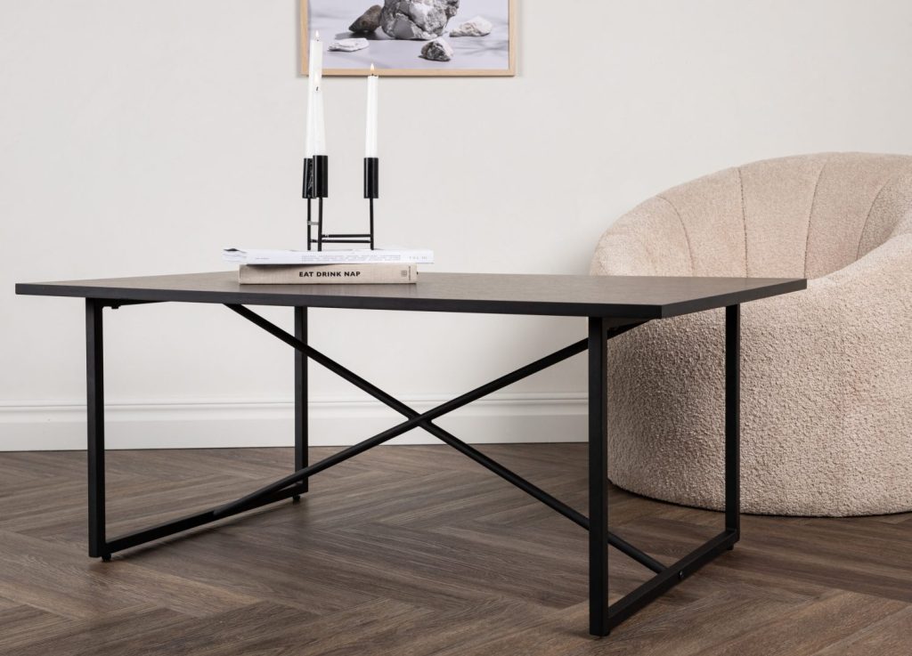 Table basse Pryor noir dans un salon contemporain
