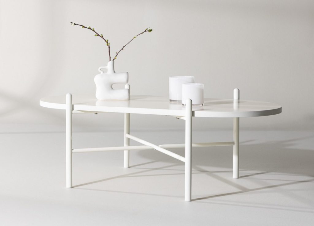 Table basse Pueblo beige dans un salon contemporain