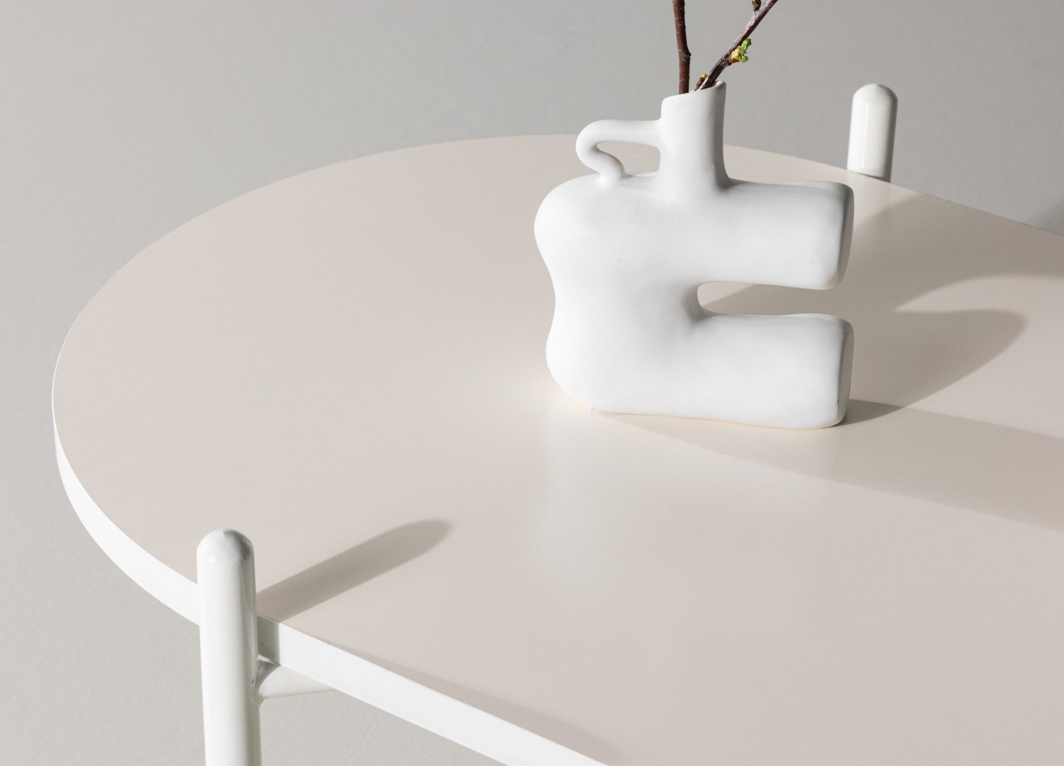 Table basse Pueblo beige dans un salon contemporain