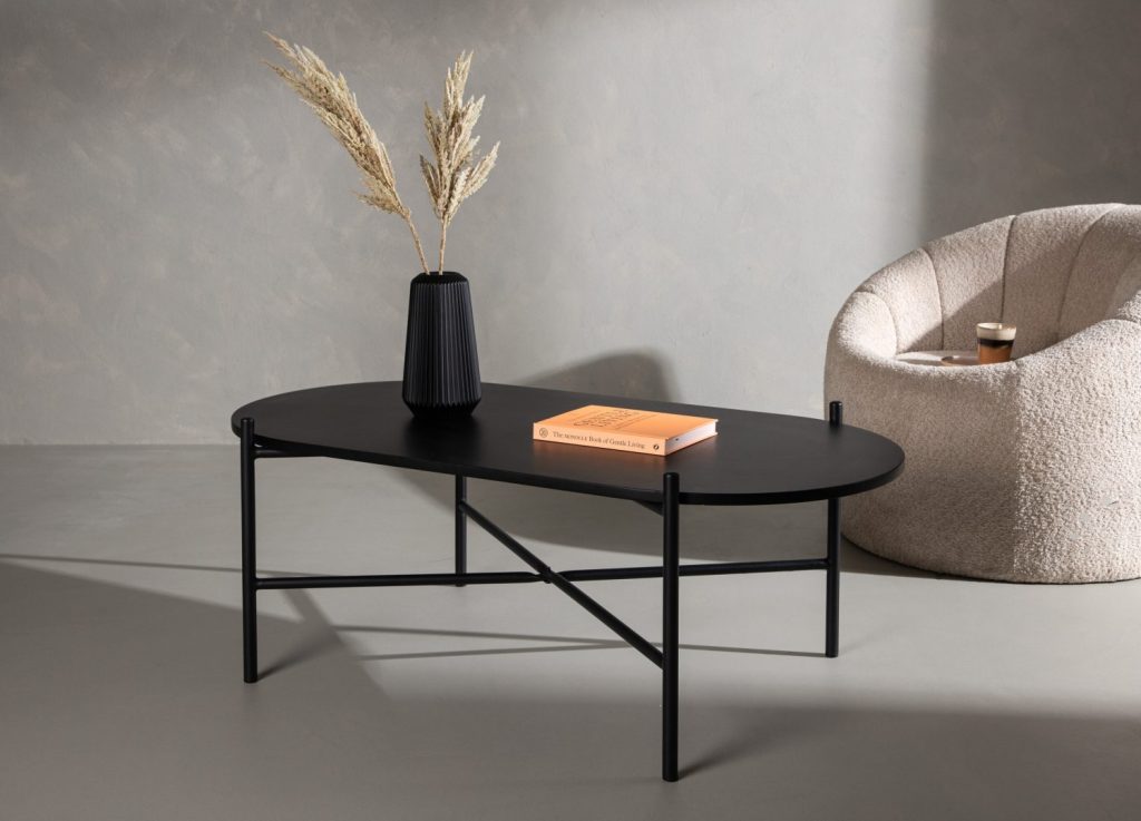 Table basse Pueblo noir dans un salon contemporain