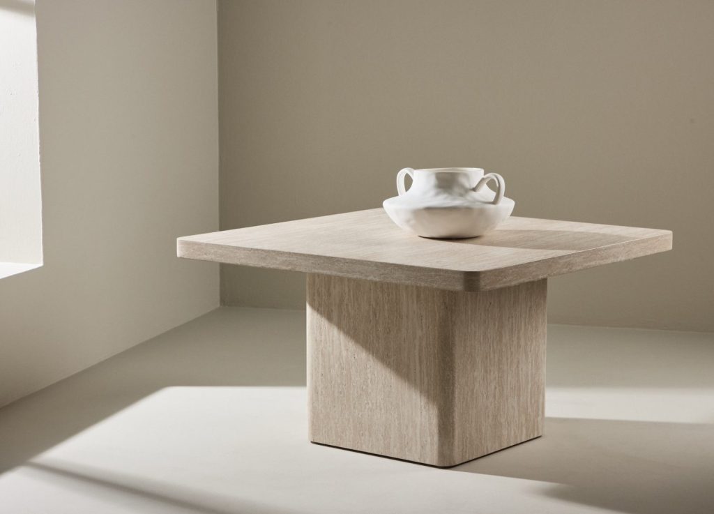 Table basse Qvart beige dans un salon contemporain
