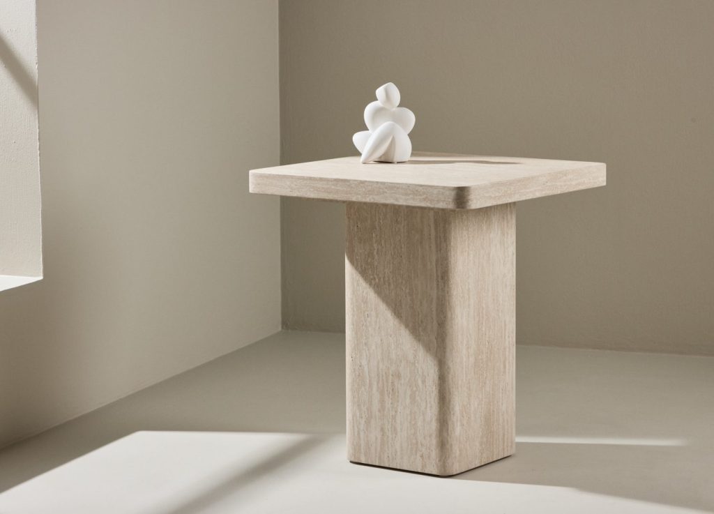 Table basse Qvart beige dans un salon contemporain
