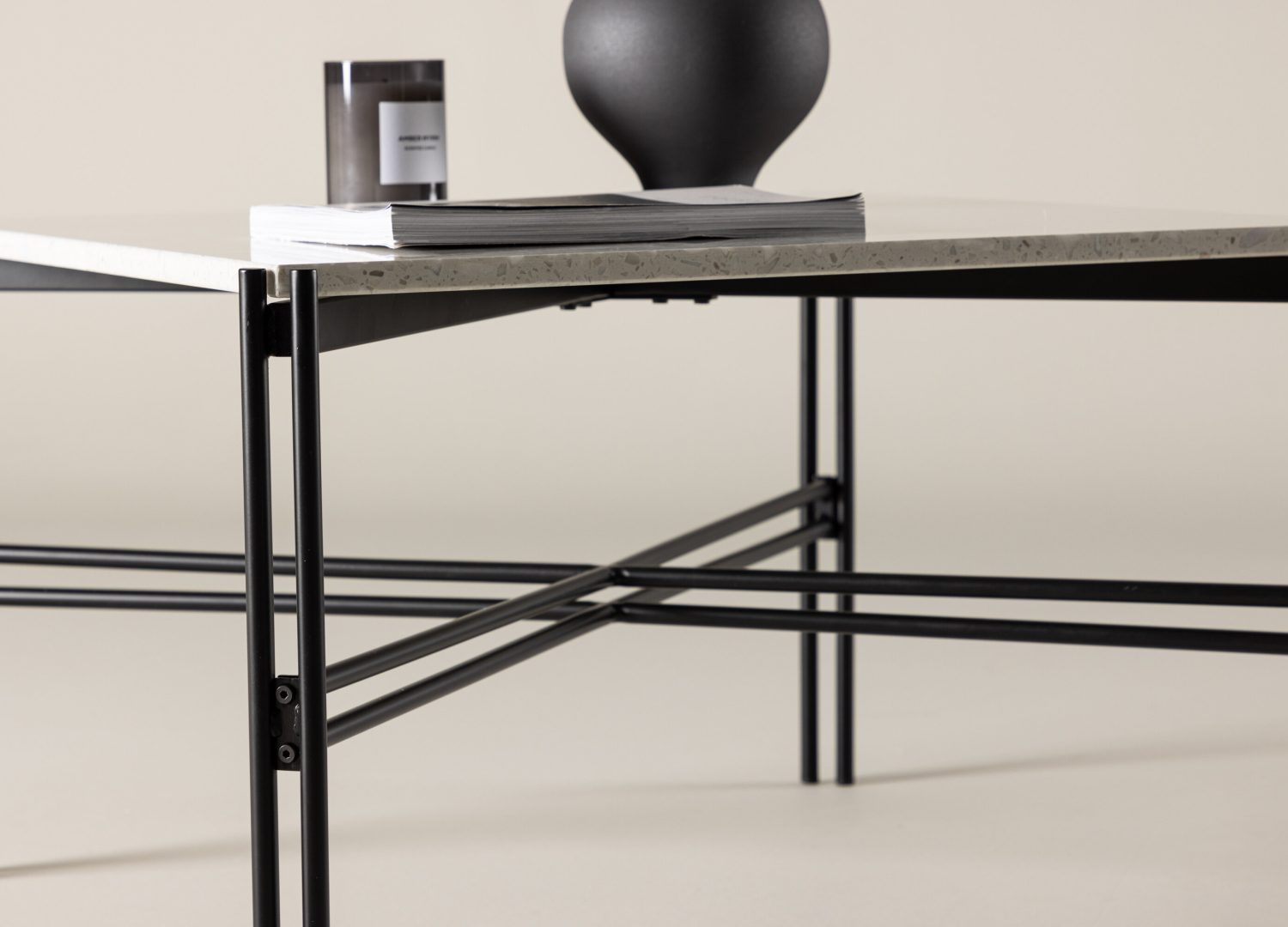 Table basse Razzia blanc dans un salon contemporain
