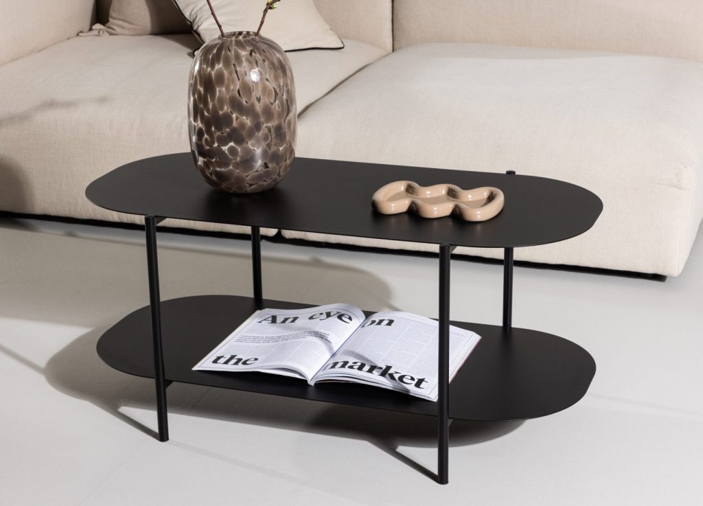 Table basse Recife noir dans un salon contemporain