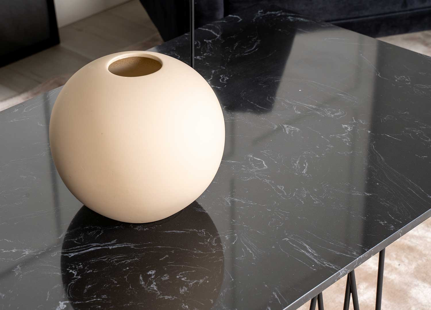 Table basse rectangulaire aspect marbre noir et pieds acier