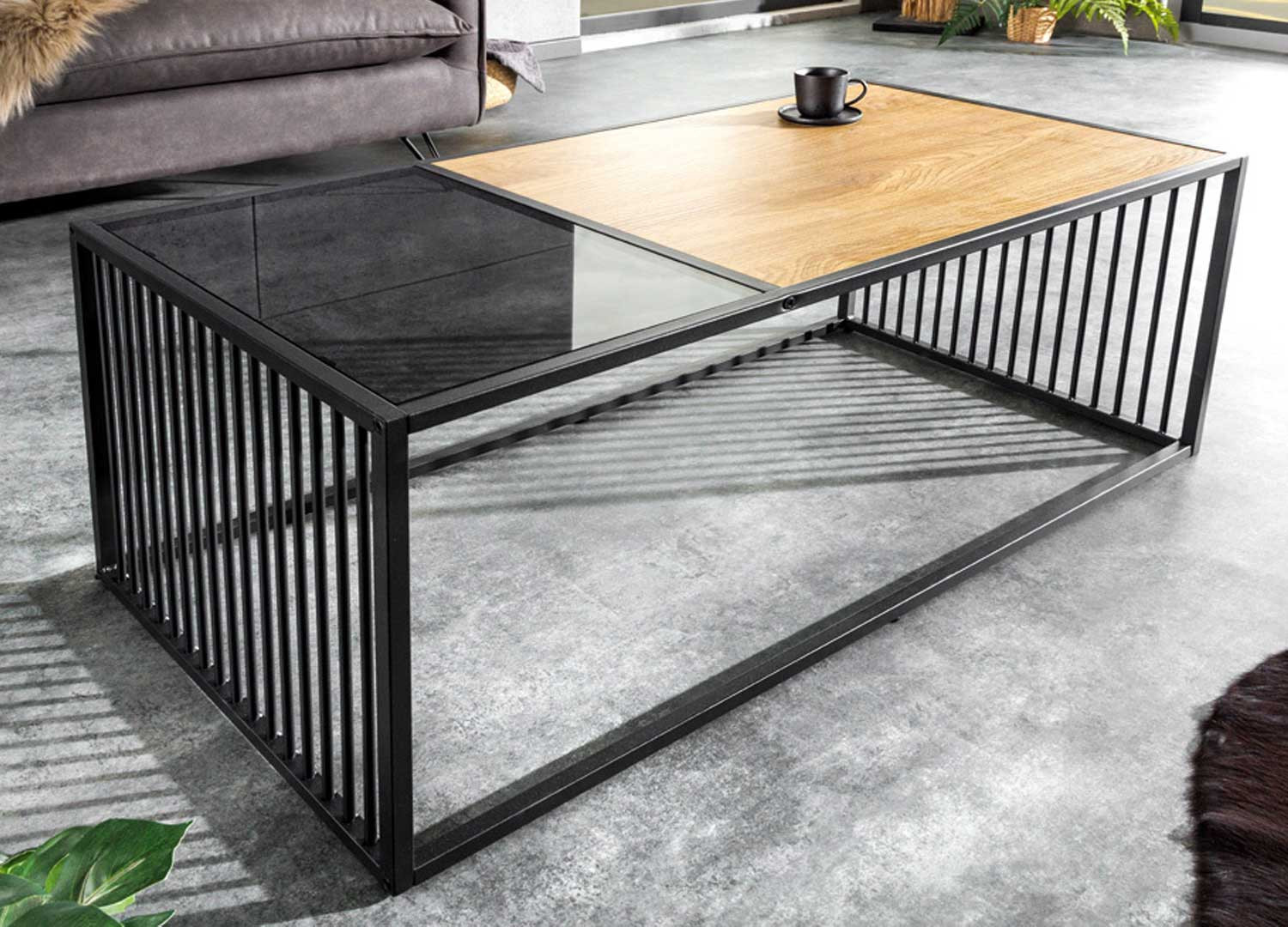 Table basse rectangulaire bois et verre fumé avec pieds en métal ajouré