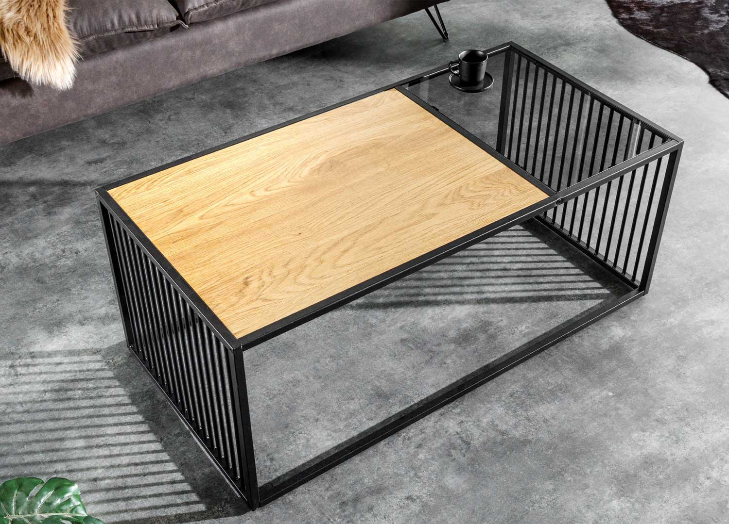 Table basse rectangulaire bois et verre fumé avec pieds en métal ajouré