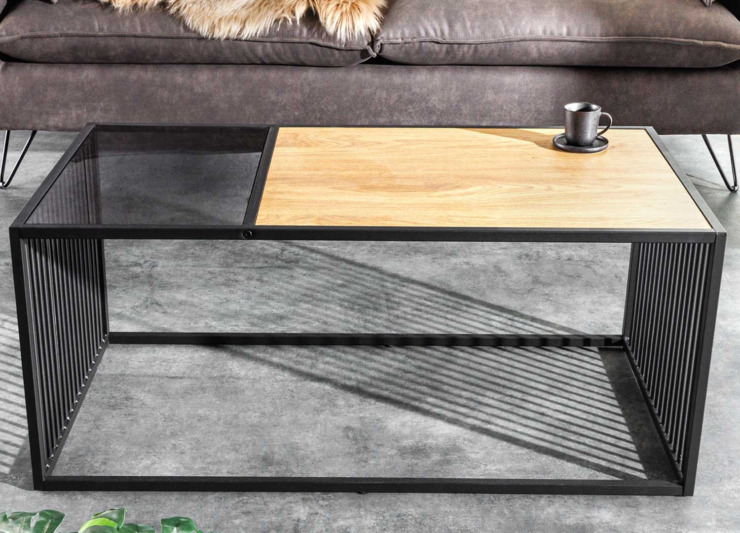 Table basse rectangulaire bois et verre fumé avec pieds en métal ajouré