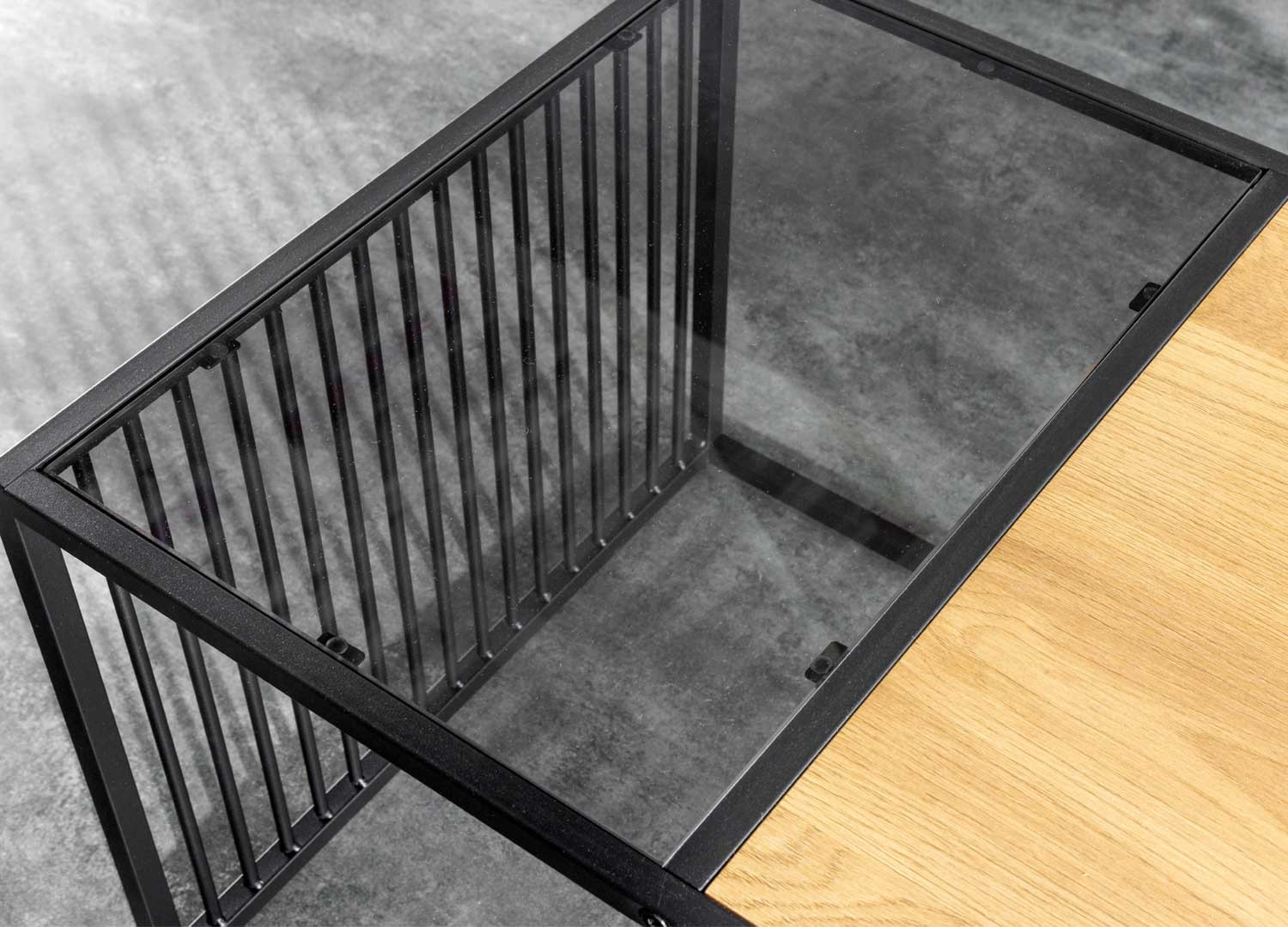 Table basse rectangulaire bois et verre fumé avec pieds en métal ajouré
