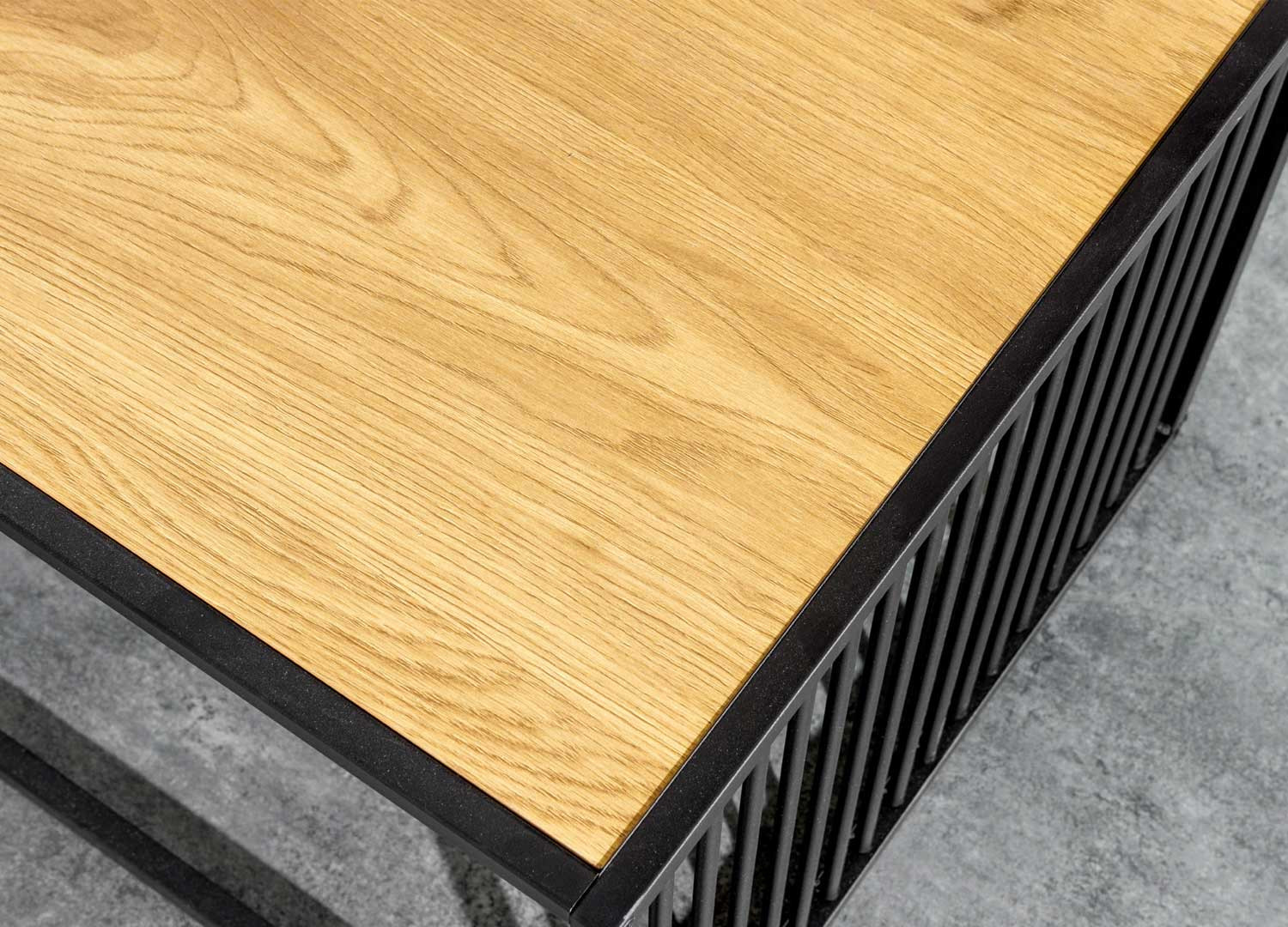 Table basse rectangulaire bois et verre fumé avec pieds en métal ajouré