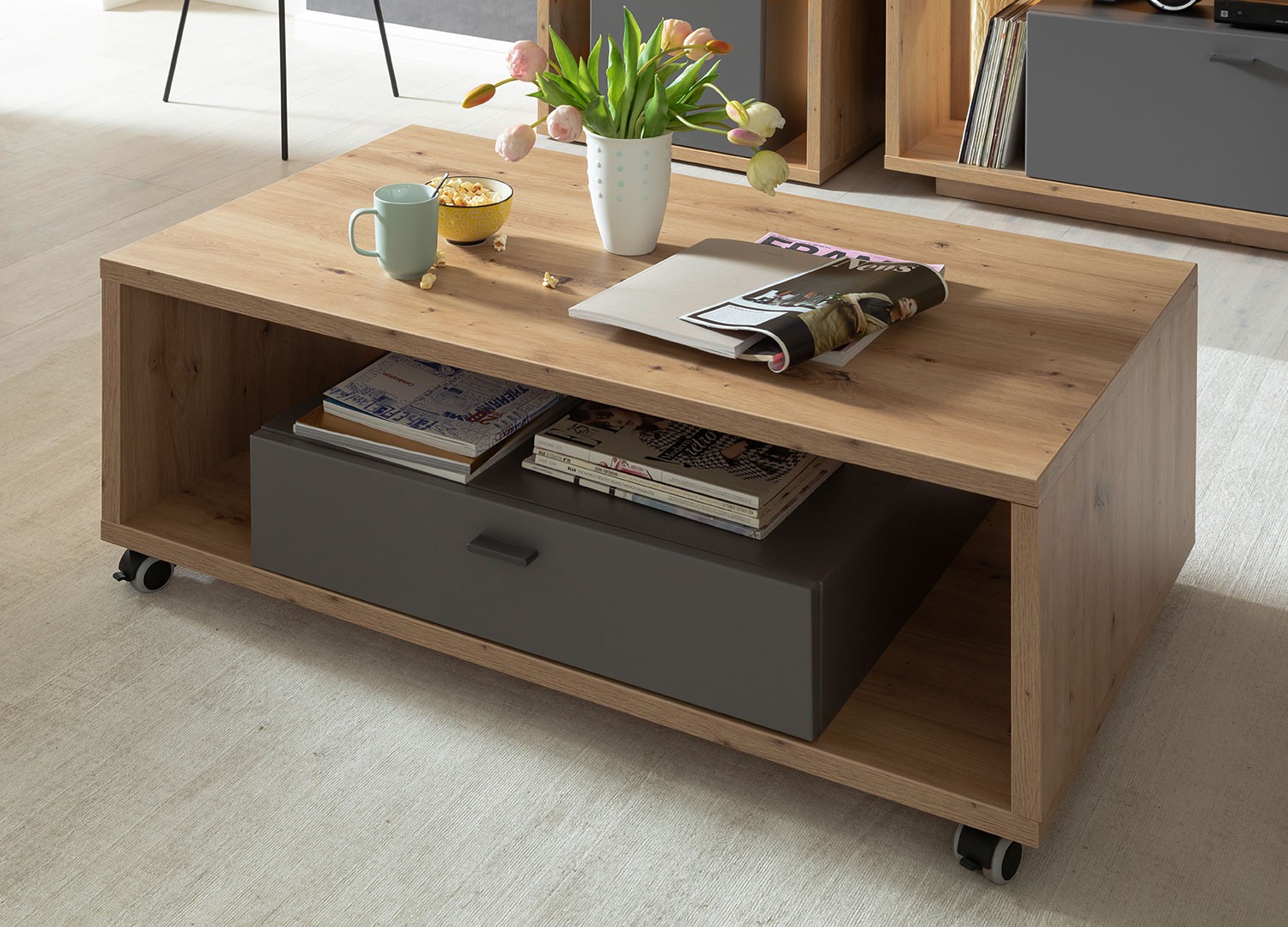 Table basse rectangulaire sur roulettes avec rangement