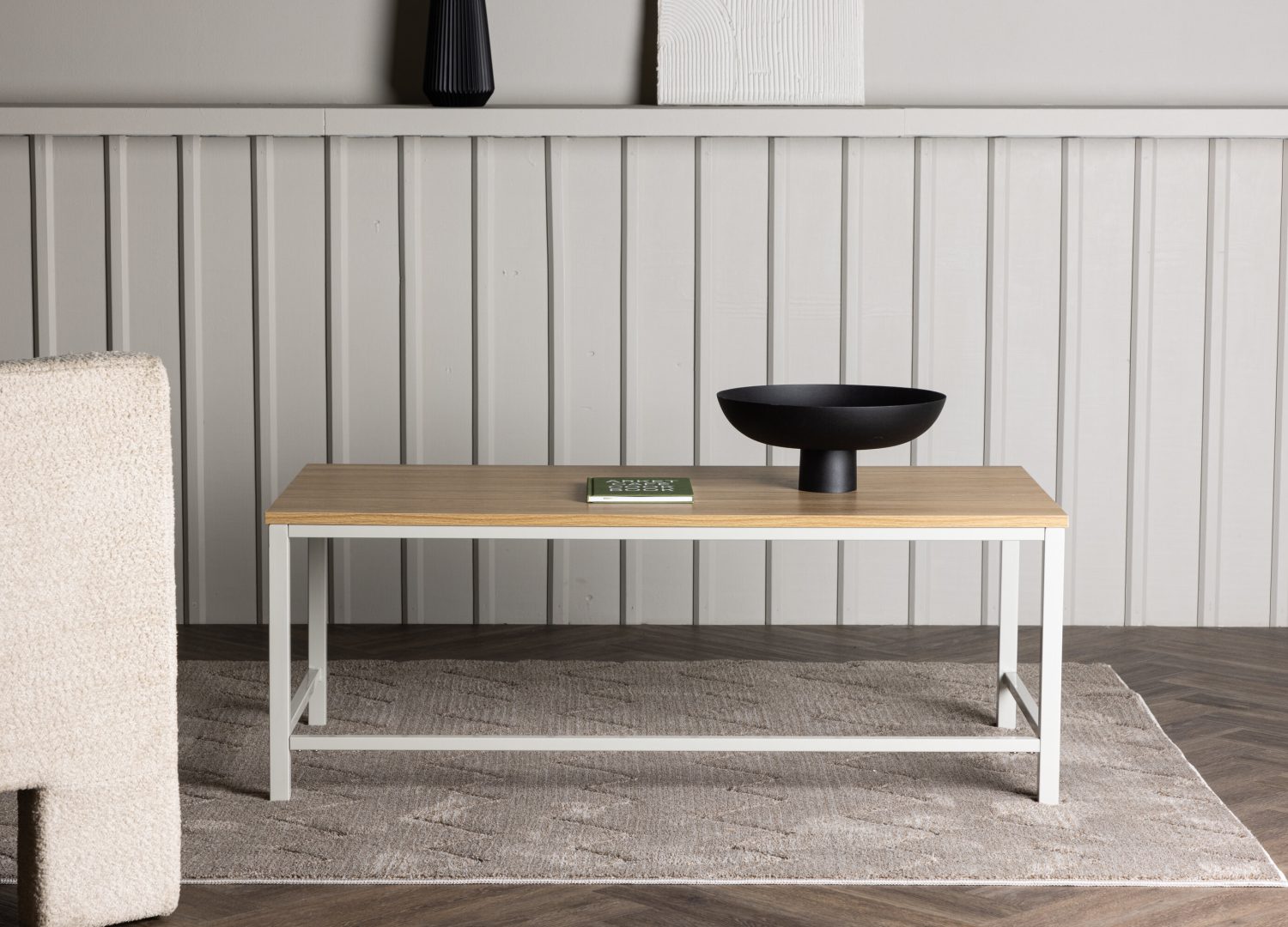 Table basse Rise grège dans un salon contemporain