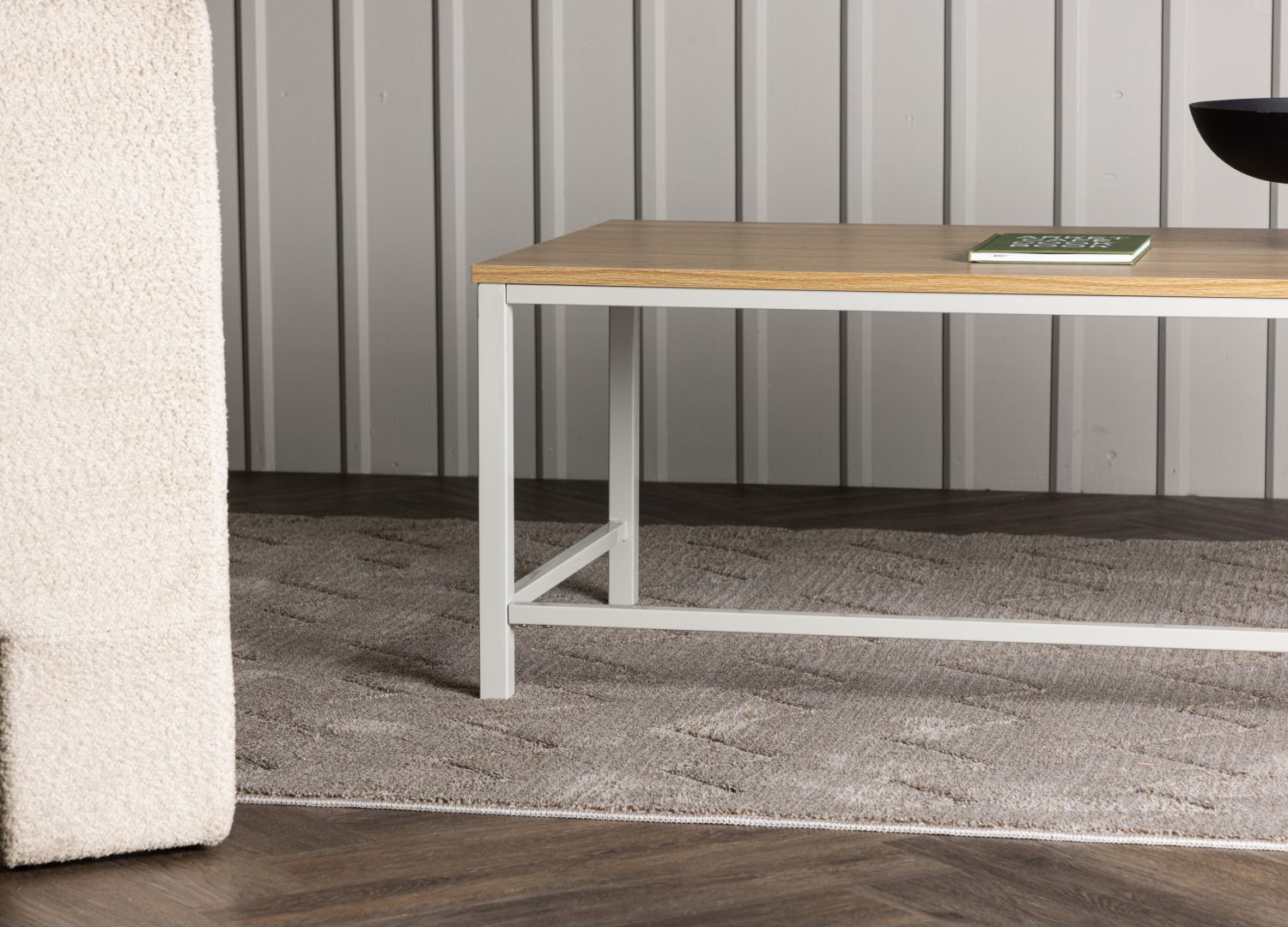 Table basse Rise grège dans un salon contemporain