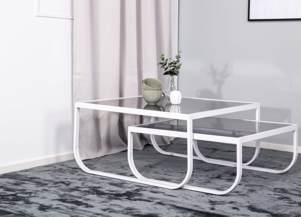 Table basse Rocker blanc dans un salon contemporain