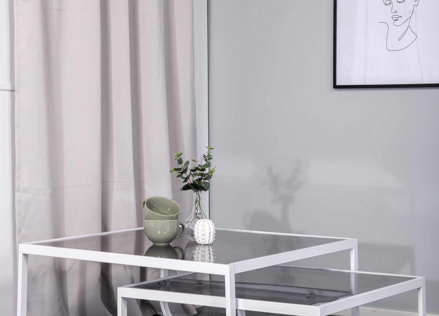 Table basse Rocker blanc dans un salon contemporain