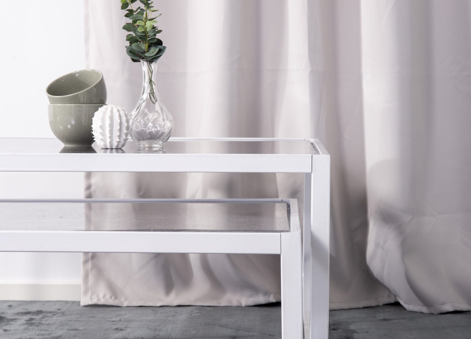 Table basse Rocker blanc dans un salon contemporain