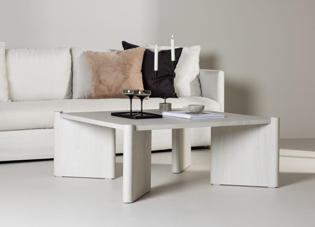 Table basse Rogaland blanchi dans un salon contemporain