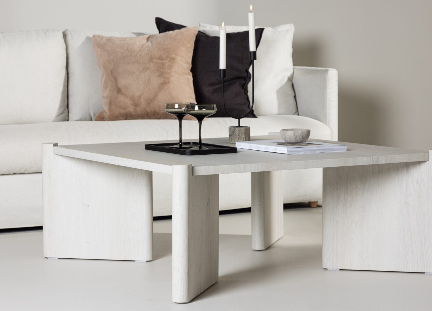 Table basse Rogaland blanchi dans un salon contemporain