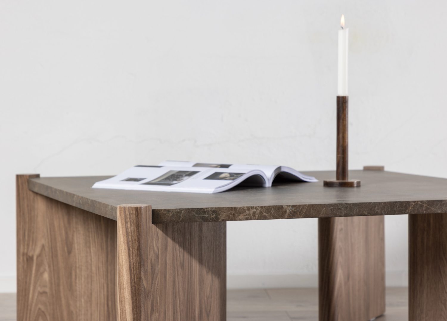 Table basse Rogaland marron dans un salon contemporain