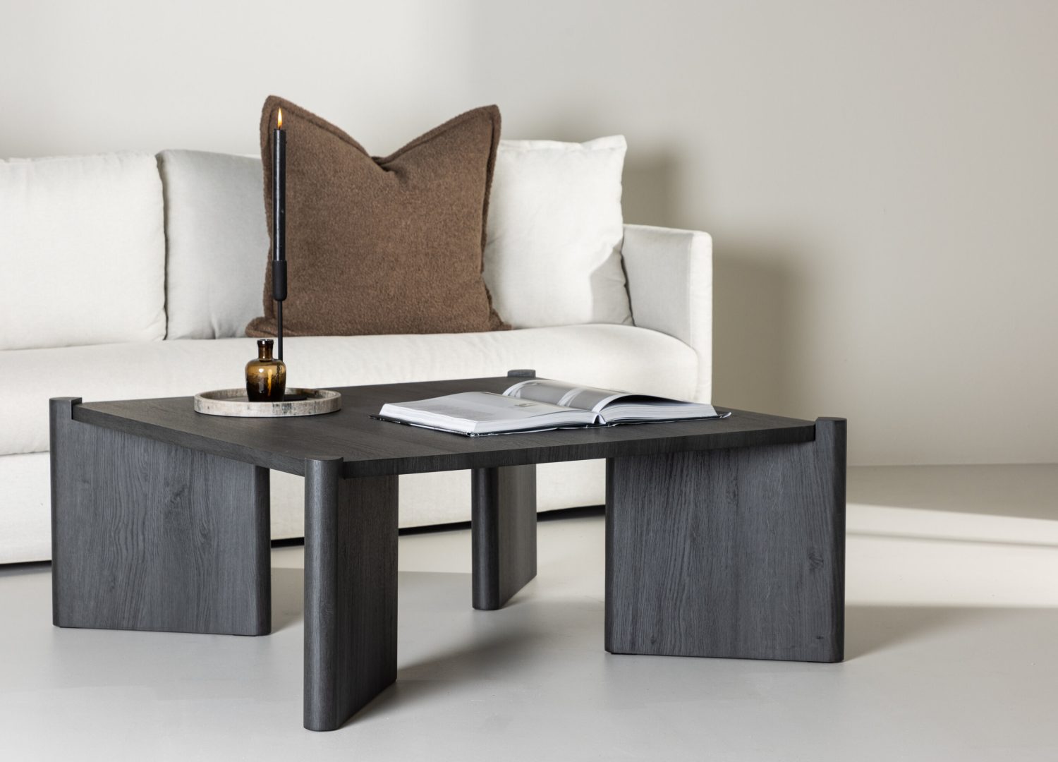 Table basse Rogaland noir dans un salon contemporain