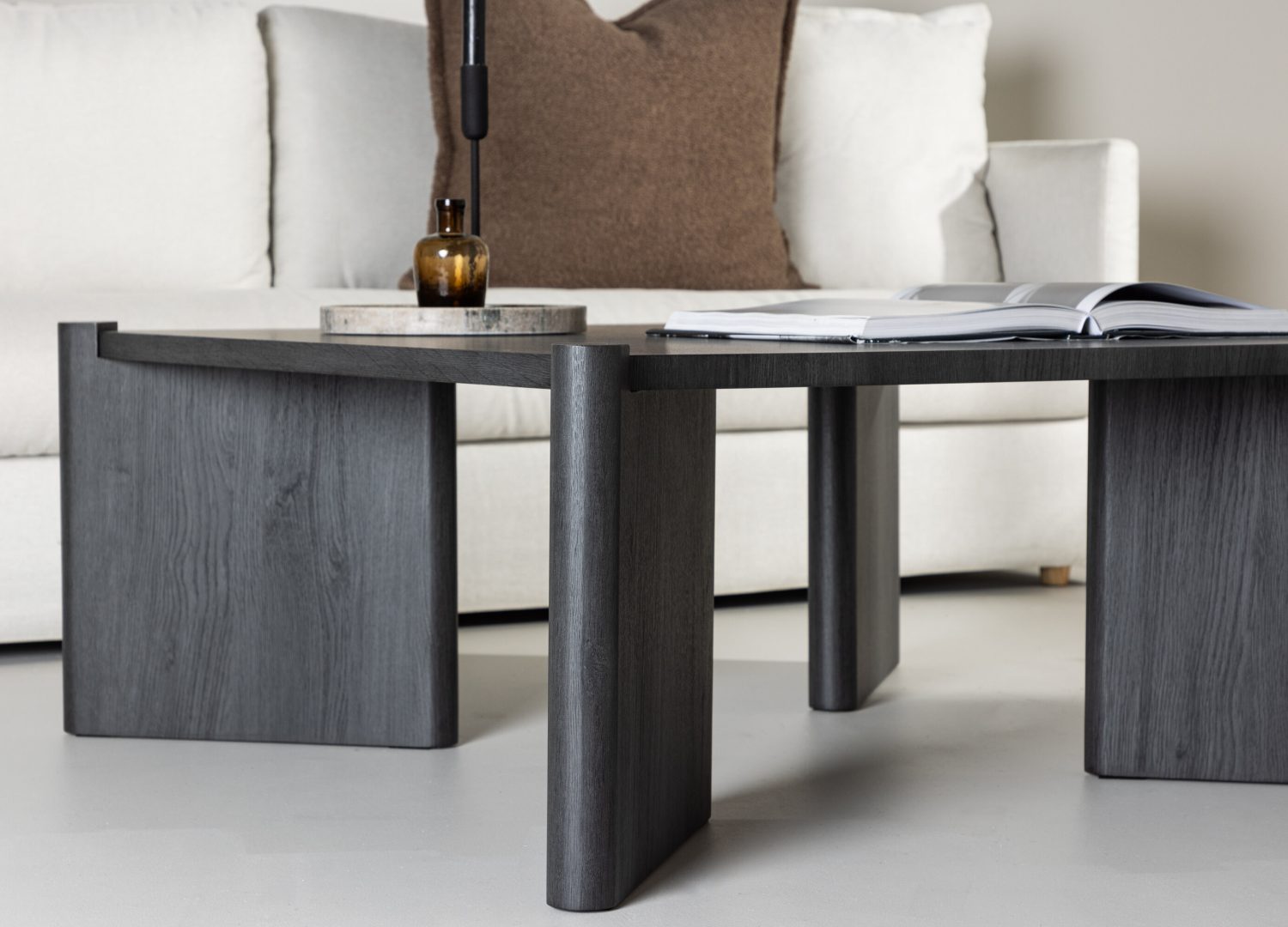 Table basse Rogaland noir dans un salon contemporain