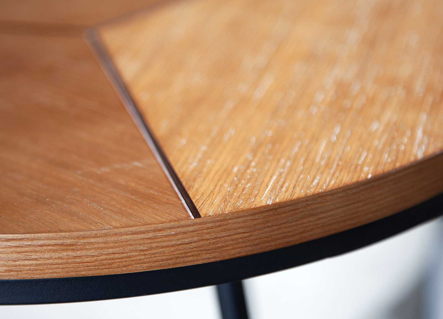 Table basse ronde chêne naturel et pied métal noir
