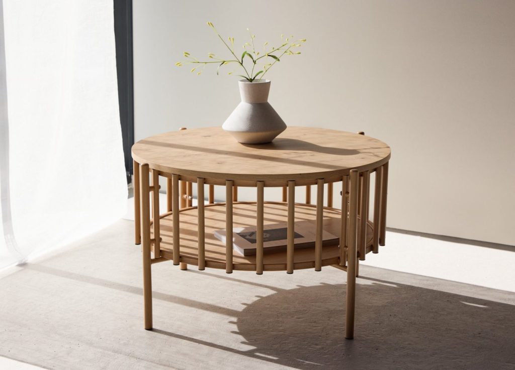 Table basse Rubbo naturel dans un salon contemporain