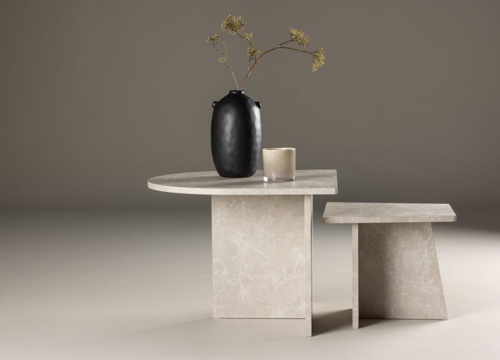 Table basse Sala beige dans un salon contemporain