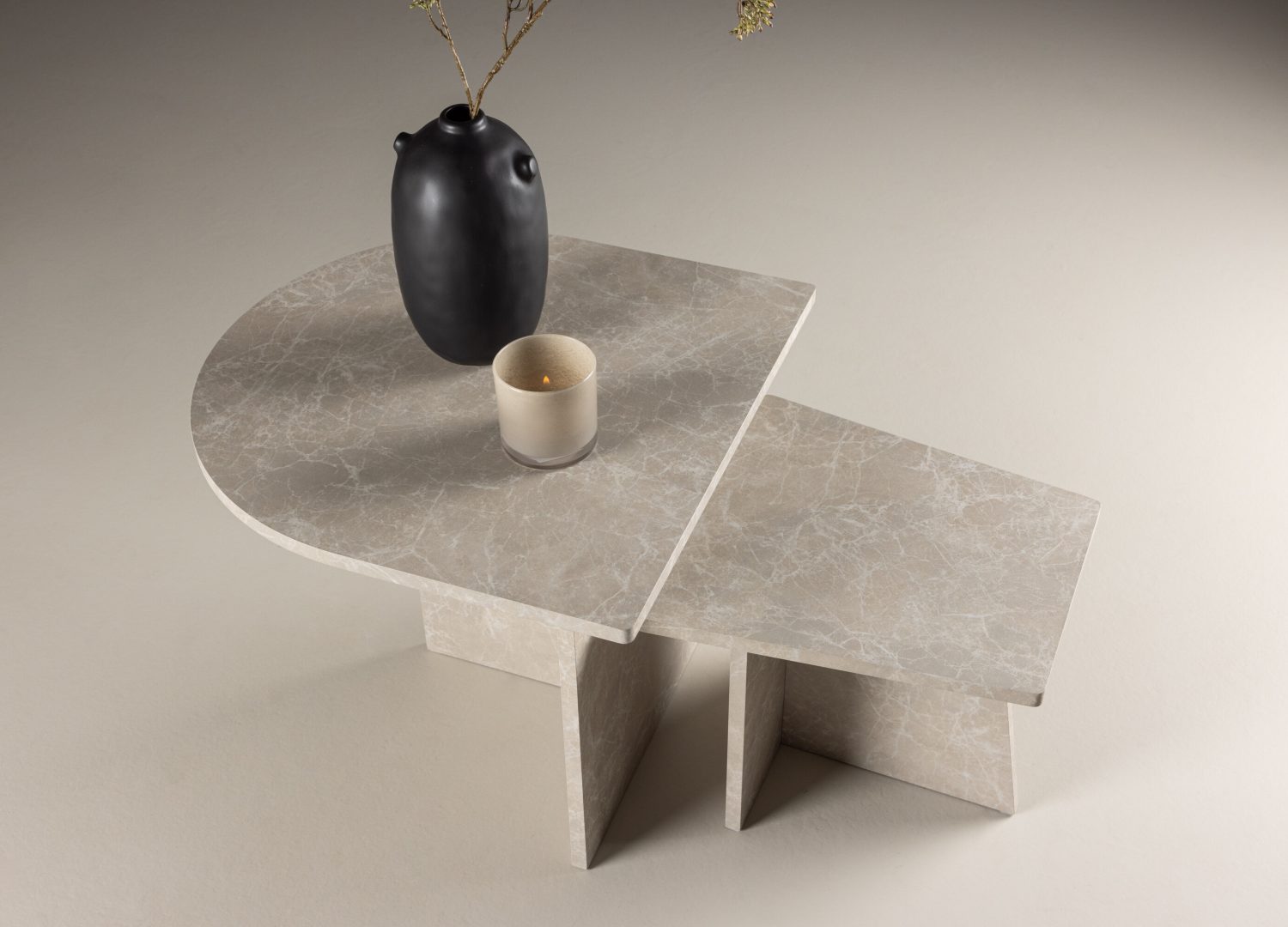Table basse Sala beige dans un salon contemporain