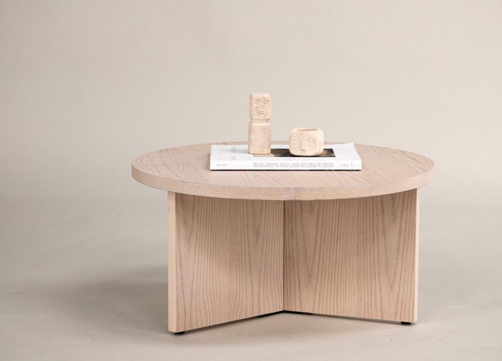 Table basse Saltö blanchi dans un salon contemporain
