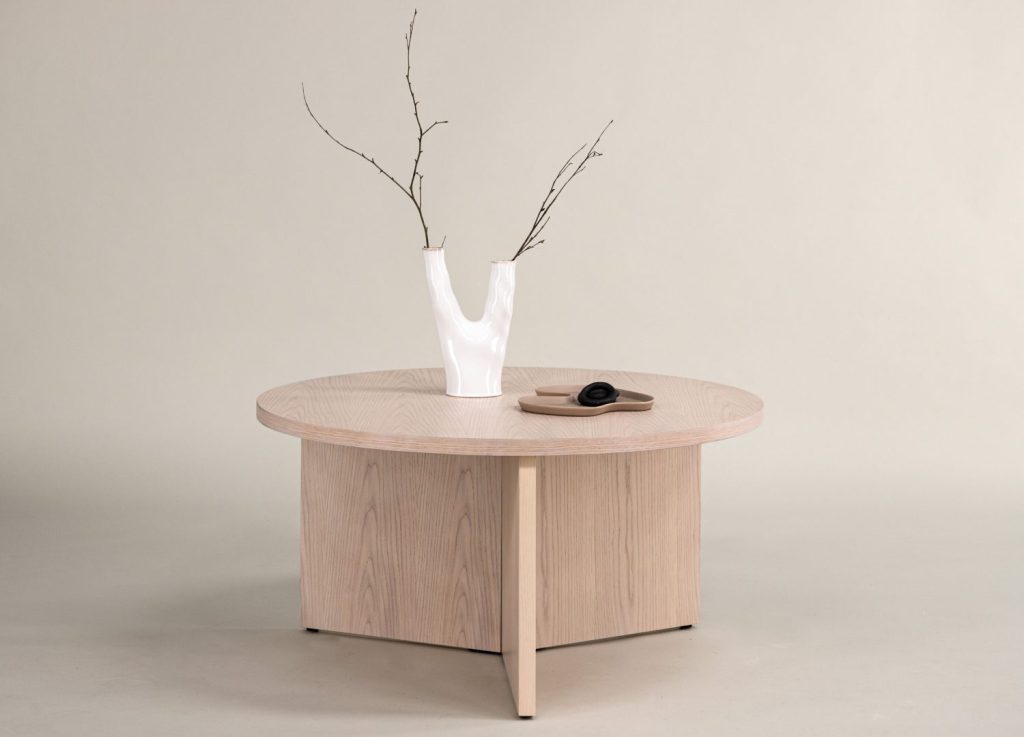 Table basse Saltö blanchi dans un salon contemporain