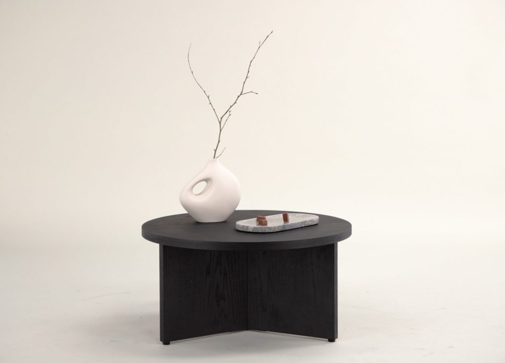 Table basse Saltö noir dans un salon contemporain