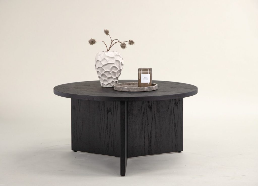 Table basse Saltö noir dans un salon contemporain