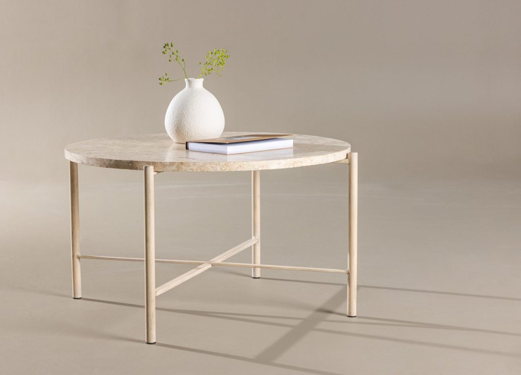 Table basse Sandhamn beige dans un salon contemporain