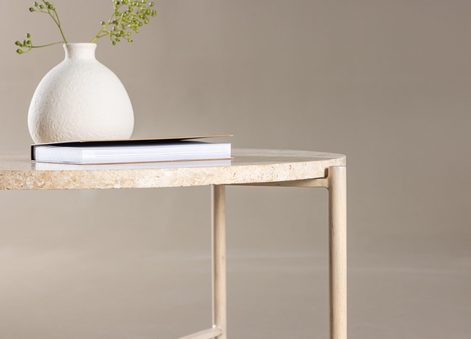 Table basse Sandhamn beige dans un salon contemporain