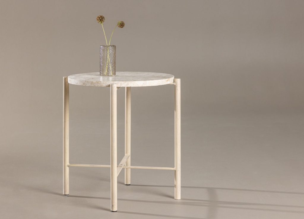Table basse Sandhamn beige dans un salon contemporain