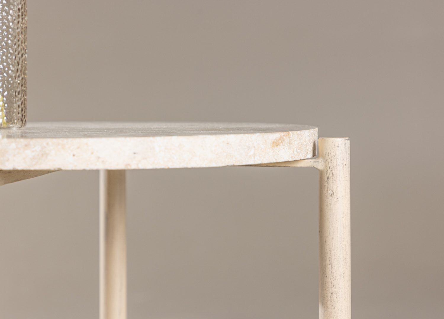 Table basse Sandhamn beige dans un salon contemporain