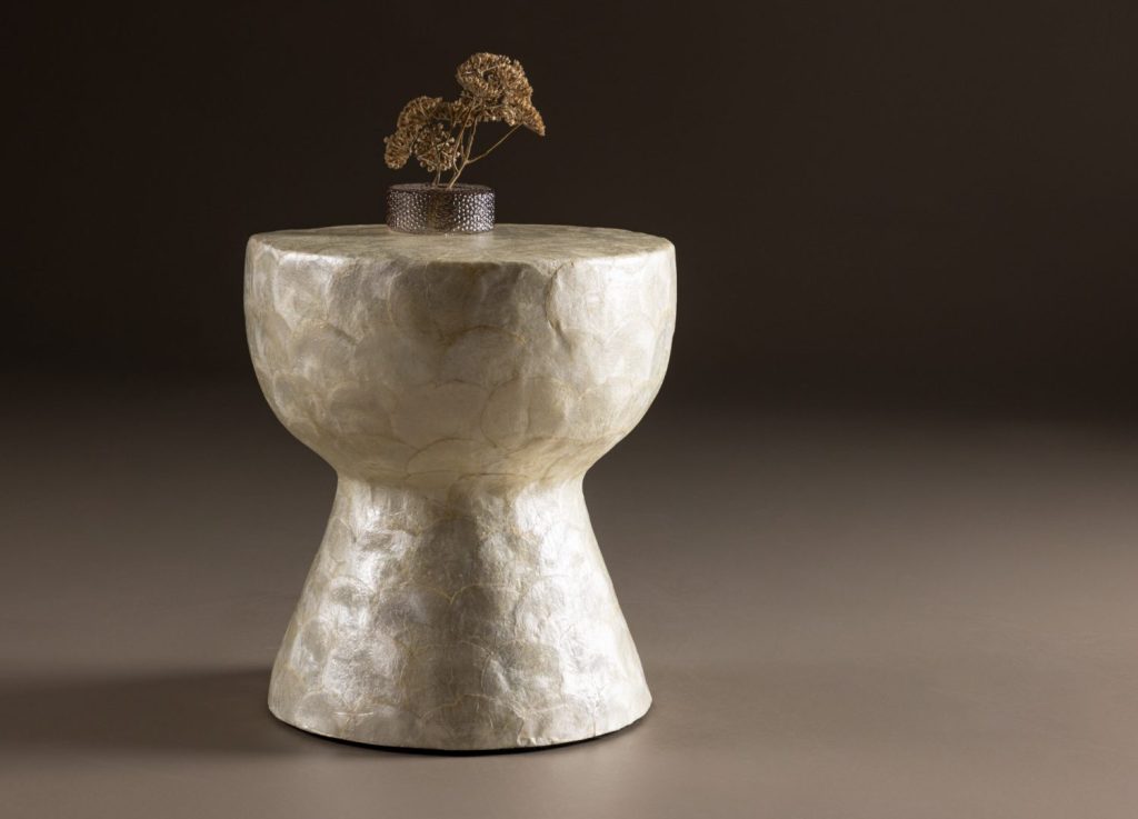 Table basse Sandön beige dans un salon contemporain