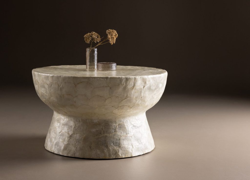 Table basse Sandön beige dans un salon contemporain