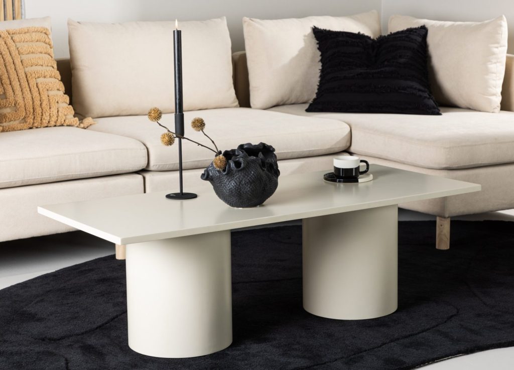Table basse Sandvika beige dans un salon contemporain