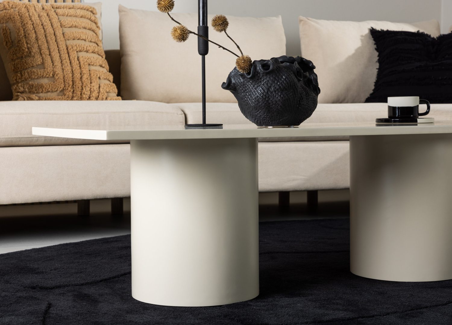 Table basse Sandvika beige dans un salon contemporain