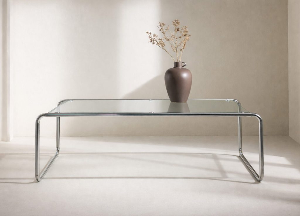 Table basse Saturnus transparent dans un salon contemporain