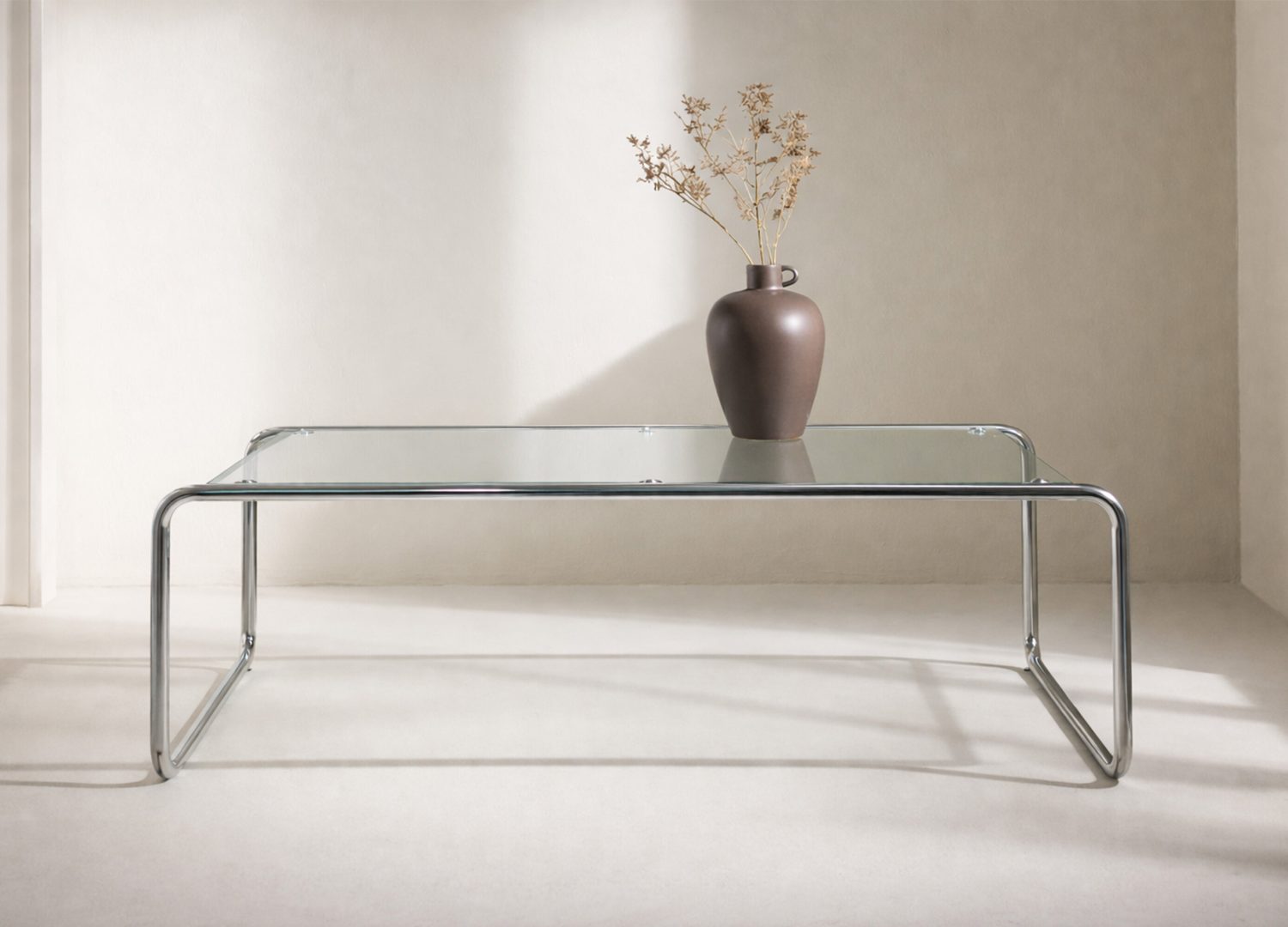 Table basse Saturnus transparent dans un salon contemporain