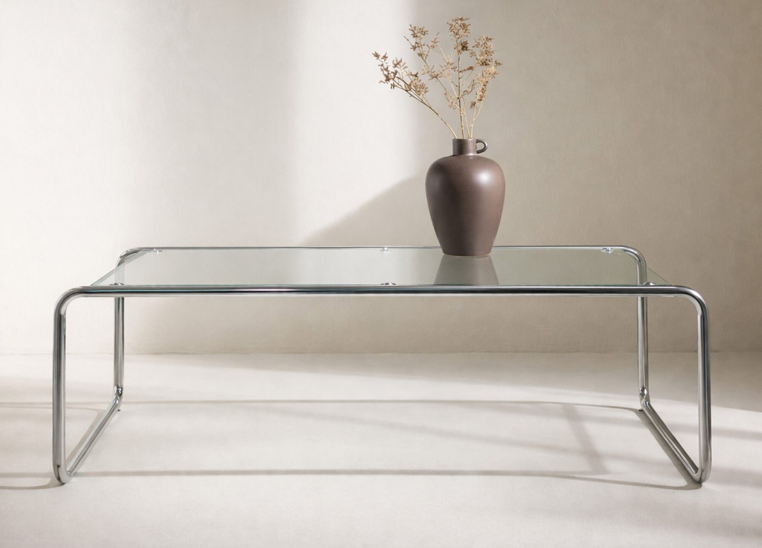 Table basse Saturnus transparent dans un salon contemporain